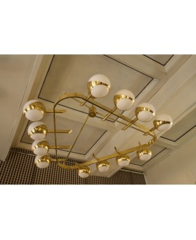 L 93 Grande lampadario dalla rara forma triangolare