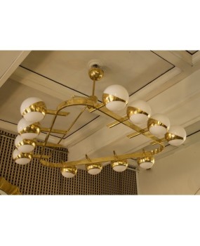 L 93 Grande lampadario dalla rara forma triangolare