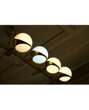 L 93 Grande lampadario dalla rara forma triangolare