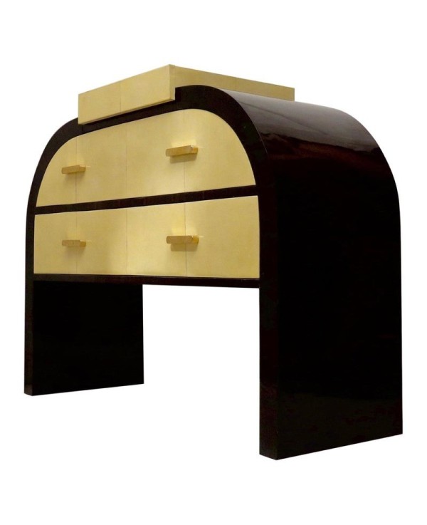 Sinuous shapes for this fine piece of furniture from the first half of the 20th century Sinuous shapes for this fine piece of furniture from the first half of the 20th century