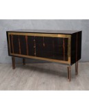 Squared linear but very elegant, due to the fact of being executed with quality materials, Macassar wood and polished brass