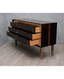 Squared linear but very elegant, due to the fact of being executed with quality materials, Macassar wood and polished brass
