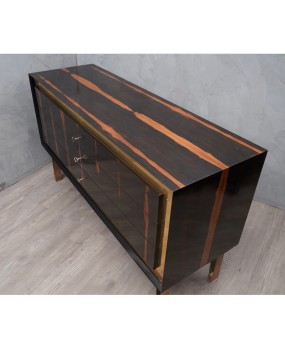 Squared linear but very elegant, due to the fact of being executed with quality materials, Macassar wood and polished brass