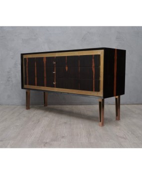 Squared linear but very elegant, due to the fact of being executed with quality materials, Macassar wood and polished brass