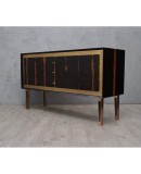Squared linear but very elegant, due to the fact of being executed with quality materials, Macassar wood and polished brass