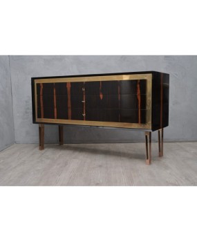 Squared linear but very elegant, due to the fact of being executed with quality materials, Macassar wood and polished brass