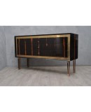 Squared linear but very elegant, due to the fact of being executed with quality materials, Macassar wood and polished brass