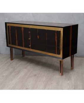 Squared linear but very elegant, due to the fact of being executed with quality materials, Macassar wood and polished brass