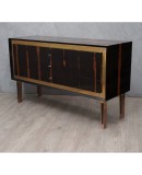Squared linear but very elegant, due to the fact of being executed with quality materials, Macassar wood and polished brass