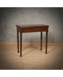 T 119 Tavolino da gioco lastronato in legno di mogano