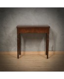 T 119 Tavolino da gioco lastronato in legno di mogano