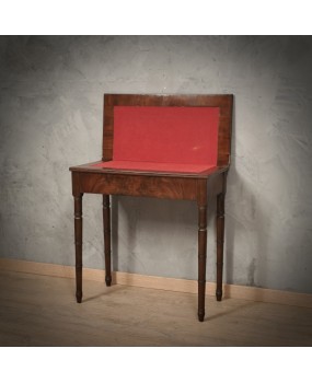 T 119 Tavolino da gioco lastronato in legno di mogano