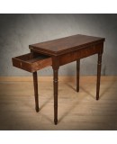 T 119 Tavolino da gioco lastronato in legno di mogano